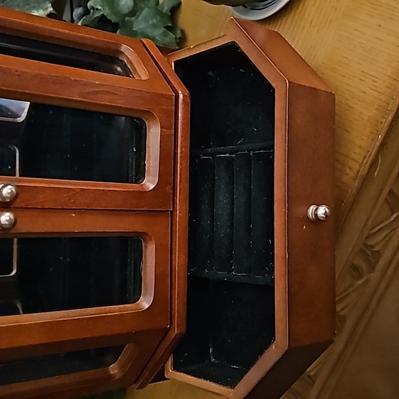 Vintage Jewelry chest in excellent used condition. - Picture 2 of 9